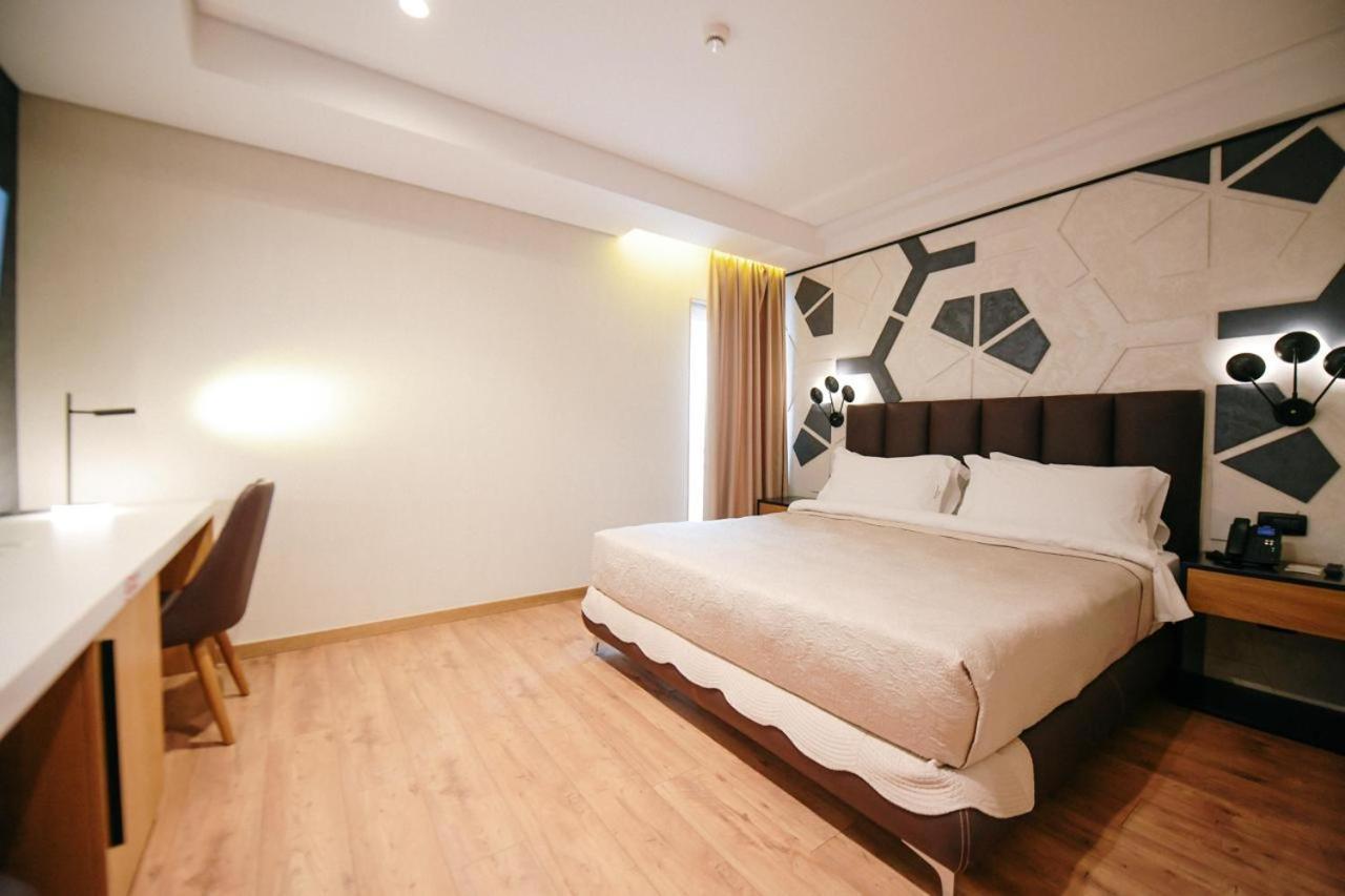 קורצ'ה Richmond Hotel מראה חיצוני תמונה