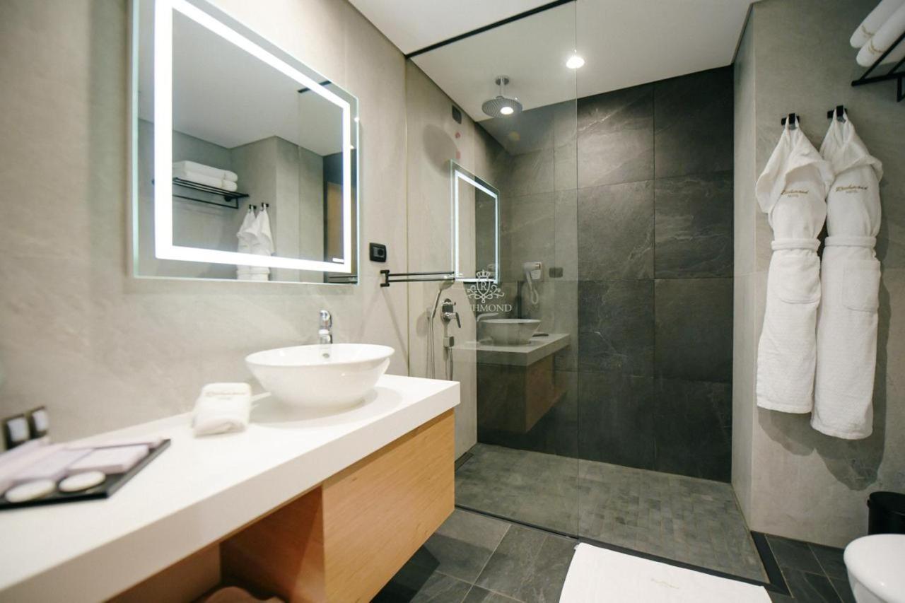 קורצ'ה Richmond Hotel מראה חיצוני תמונה