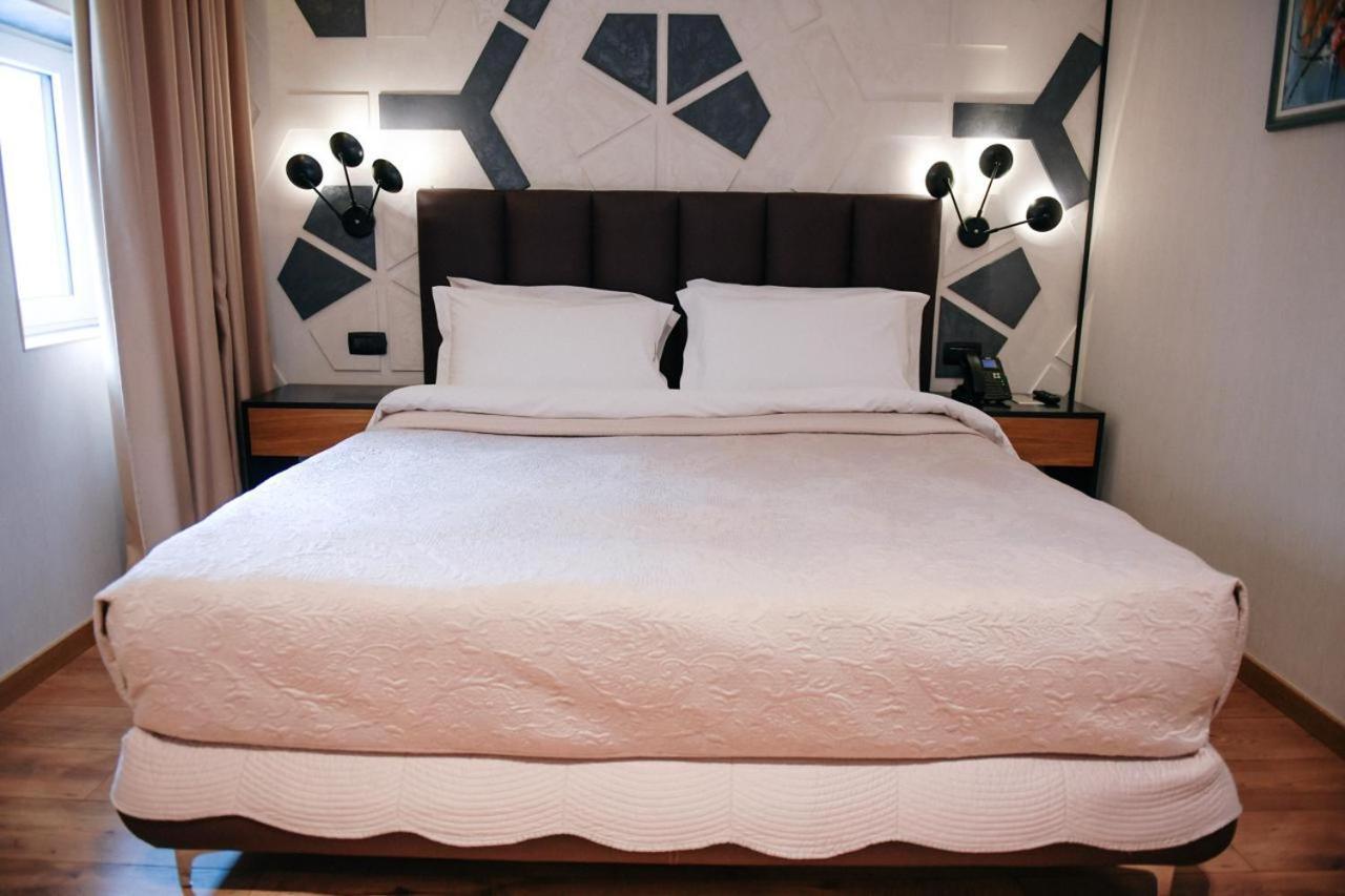קורצ'ה Richmond Hotel מראה חיצוני תמונה