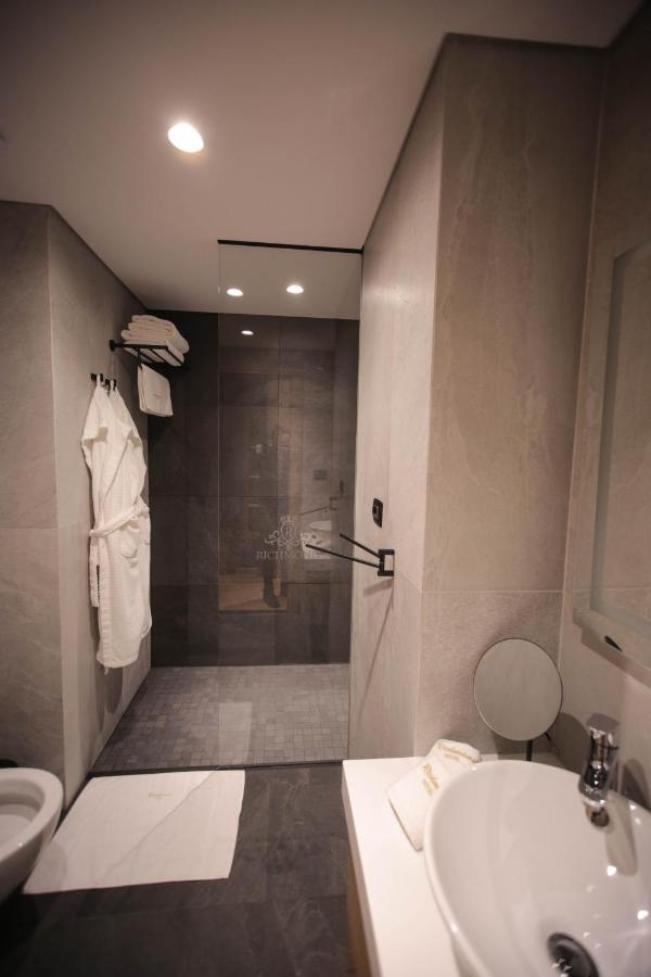 קורצ'ה Richmond Hotel מראה חיצוני תמונה